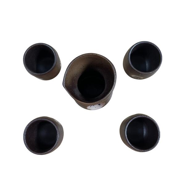 Japanese Sake Set Made in Japan Excellent Condition Set of 4 Cups With 1 Bottle - Picture 3 of 6